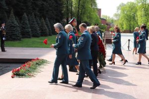 Сотрудники налоговой службы возложили цветы к Могиле Неизвестного Солдата. Фото: пресс-служба УФНС России по г. Москве