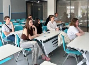 Ученики из школы №1391побывали на учебном дне в РУДН. Фото: официальная страница школы №1391 в социальных сетях