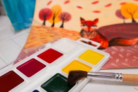 Сотрудники КЦ «Яковлевское» организуют творческое занятие «Золотая осень». Фото: Ксения Догонашева, «Вечерняя Москва»