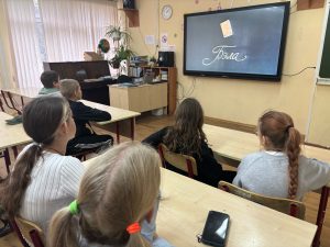 Ученикам школы №1391 организовали просмотр фильма «Герой нашего времени». Фото: официальная страница школы №1391 в социальных сетях