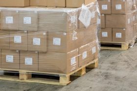 Владельцы бизнесов из ТиНАО передают гуманитарный груз бойцам СВО. Фото: пресс-служба Департамента торговли и услуг города Москвы