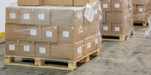 Владельцы бизнесов из ТиНАО передают гуманитарный груз бойцам СВО. Фото: пресс-служба Департамента торговли и услуг города Москвы