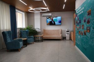 Сотрудники ЦМД «Бекасово» организуют кинопоказ. Фото: Анна Быкова, «Вечерняя Москва»