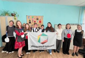 Молодые парламентарии района Бекасово организовали мастер-класс ученикам школы №1391. Фото: Ксения Догонашева, «Вечерняя Москва»